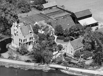 92828 Luchtfoto van kasteel Oudaen met omringende boerderijen en schuren (Zandpad 80) te Breukelen.